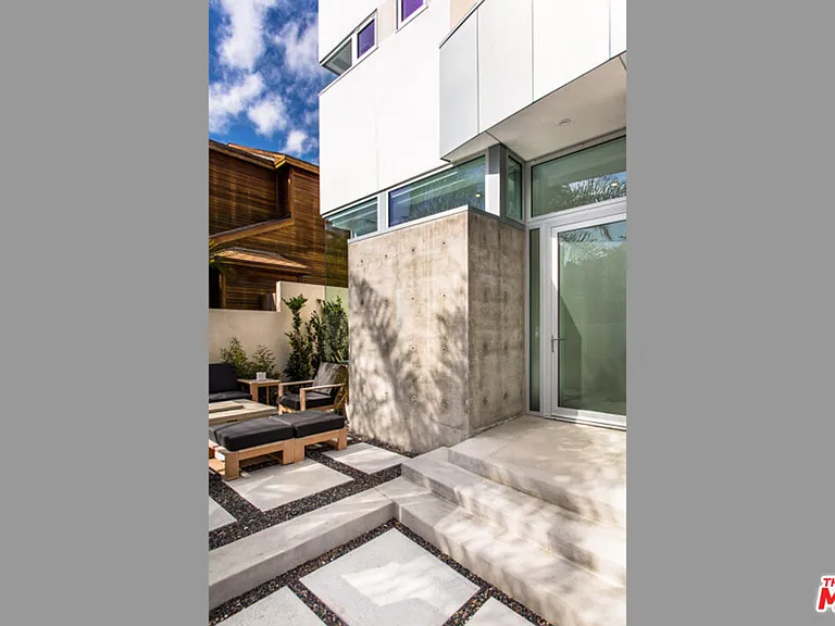 1217 Cabrillo Ave — Photo 3