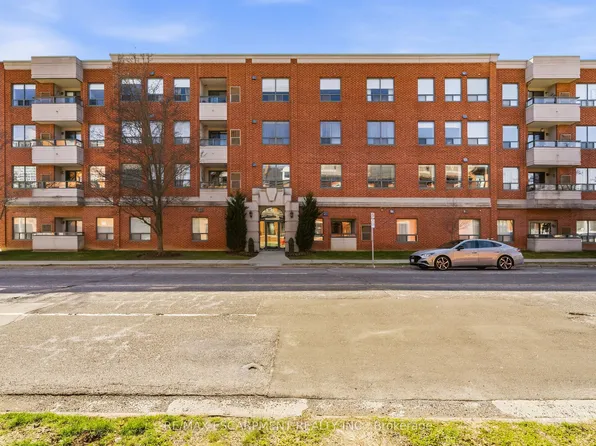 8 Main St #203, Hamilton, ON L9H 2P6
