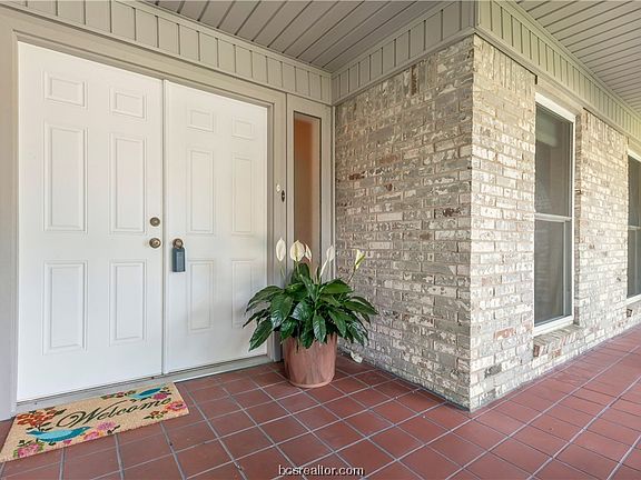2nd image of 1800 Leona Dr