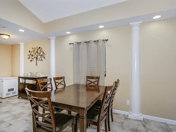 5th image of 426 E Olive Rd