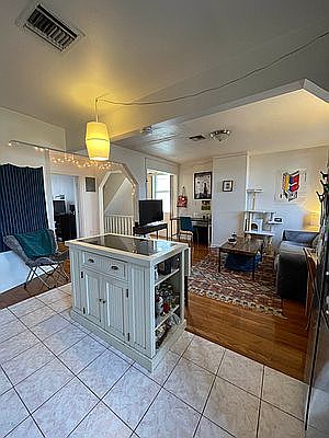 3rd image of 4028 Crescent St Floor 2