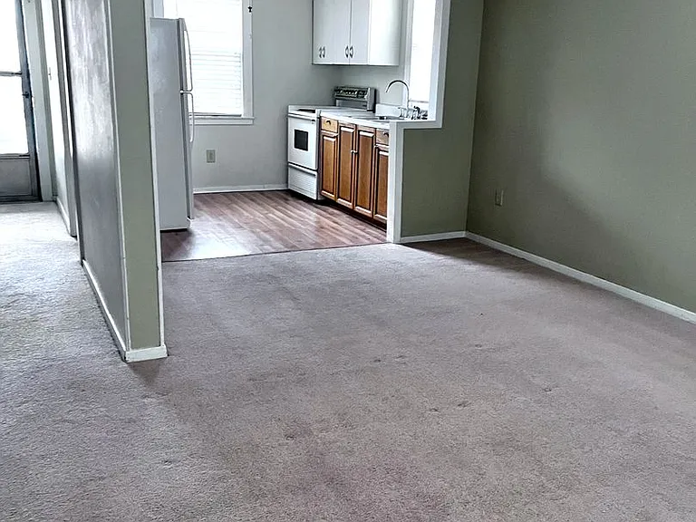717 W 1st St — Photo 5