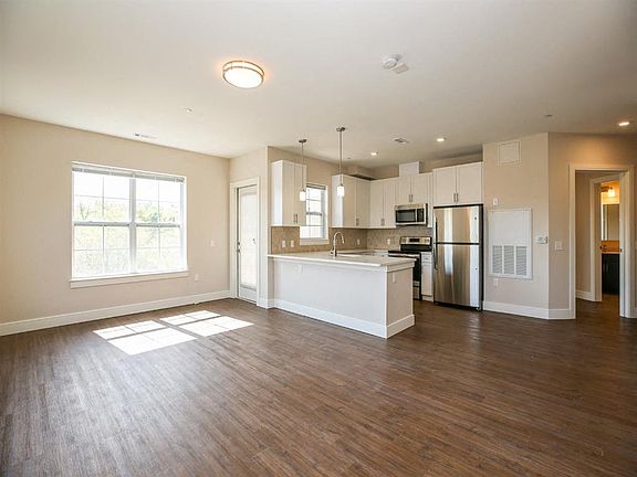 Corner 2 Bedrooms Feature Panoramic Windows