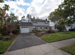 20 Bradford Rd, Plainview, NY 11803