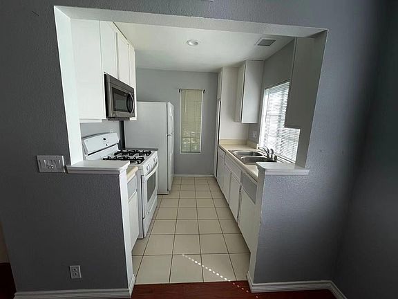 3rd image of 2554 Olive Dr APT 8