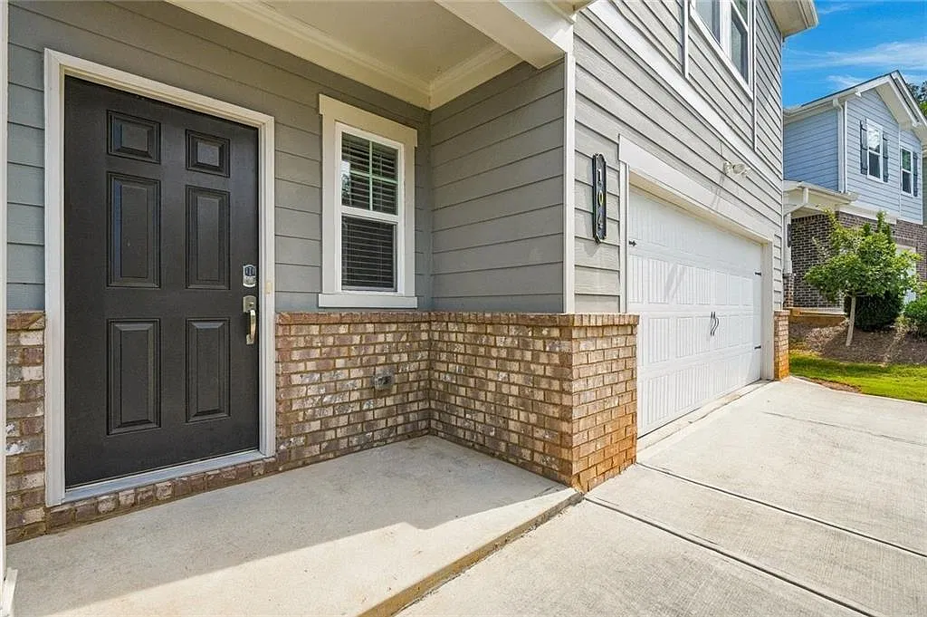 4 bed, 2.5 bath, 1900 sqft, $2,000 — Photo 2
