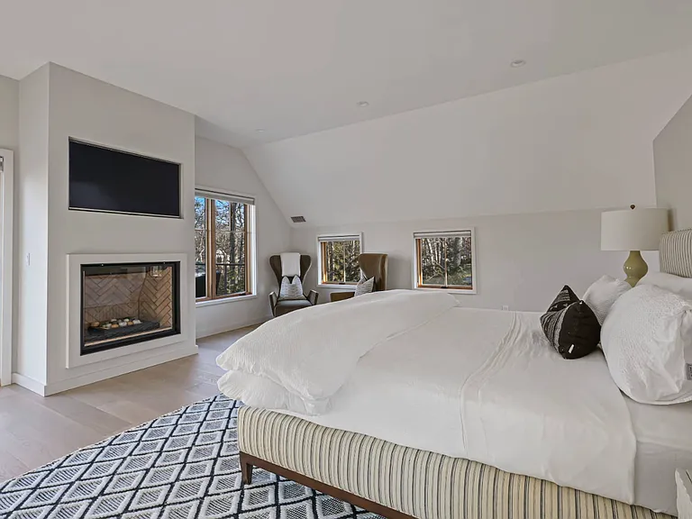 74 Hillside Dr E — Photo 14