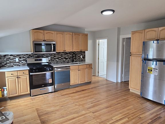 2nd image of 93 Bay View Ave Rear 3