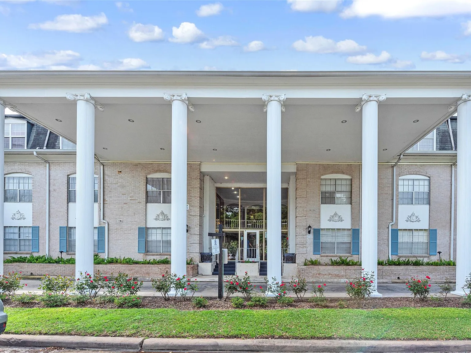 1 bed, 1.0 bath, 744 sqft, $1,200 — Photo 1