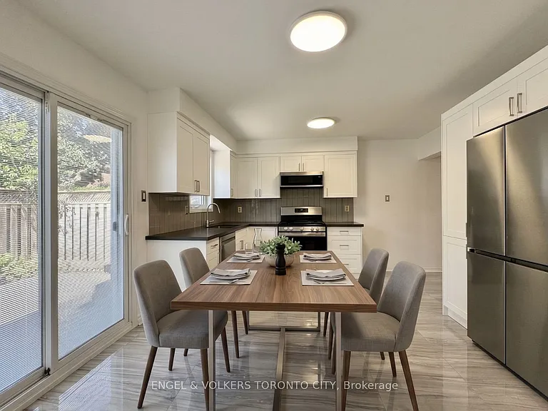 2052 Oak Bliss Cres — Photo 7