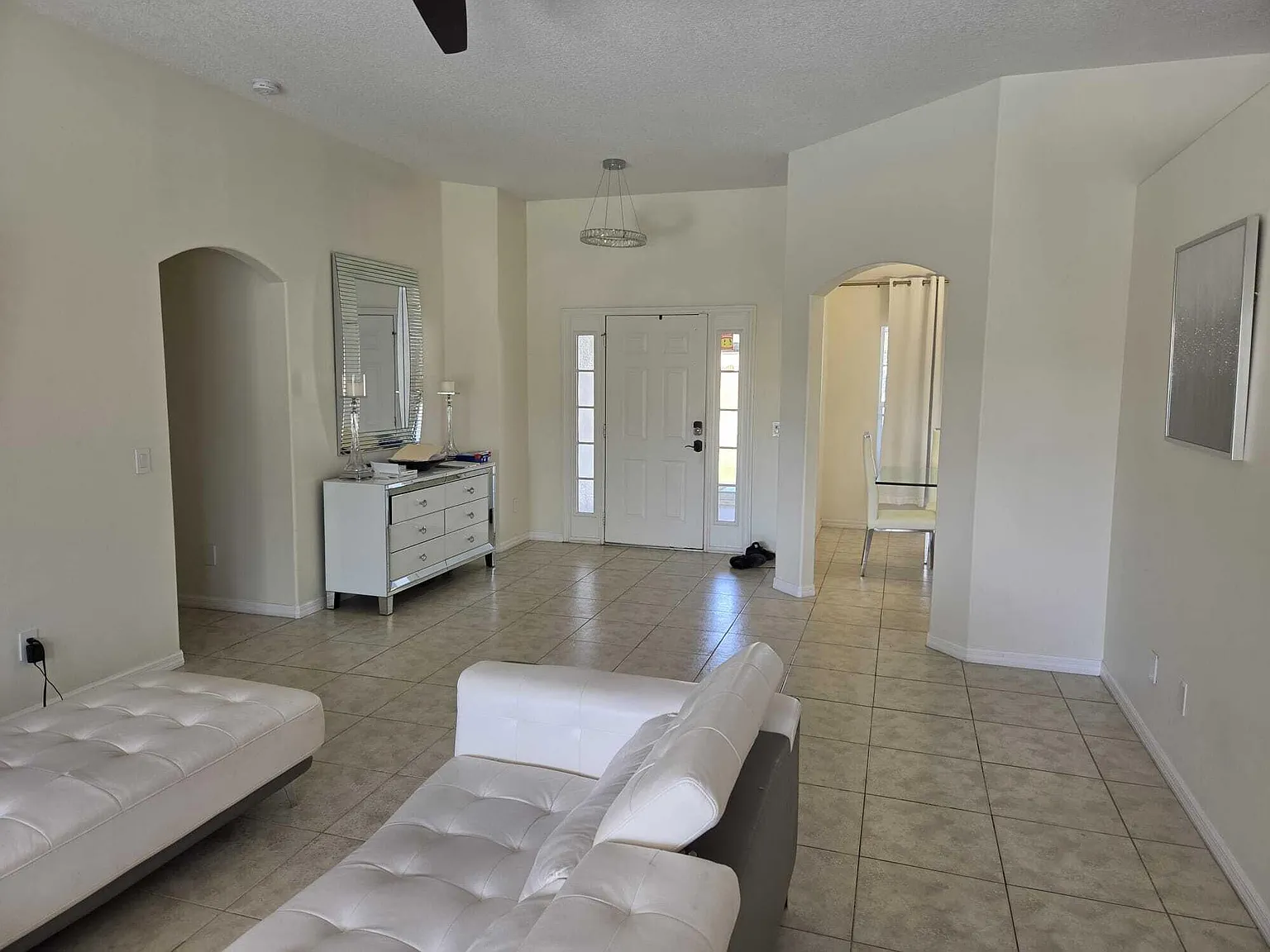 3 bed, 2.0 bath, 1820 sqft, $3,450 — Photo 3