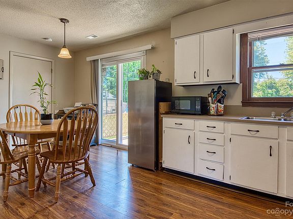 5th image of 416 Sycamore Cir #11