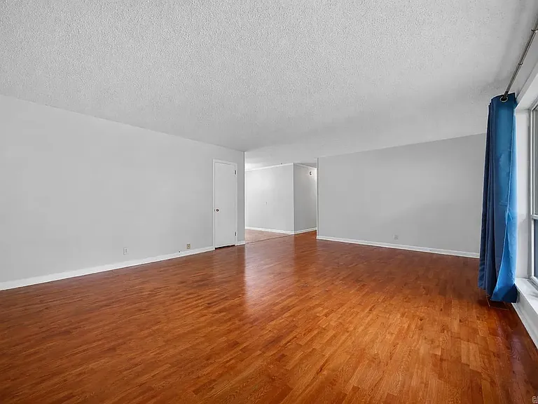 104 Oakcrest St — Photo 4