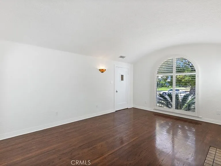 5466 Templeton St — Photo 7