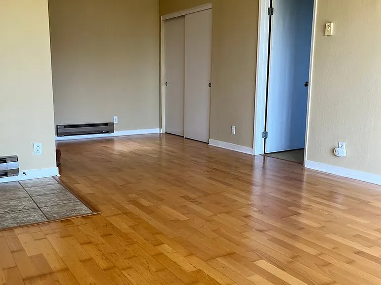 213 Lakeshore Ct — Photo 10