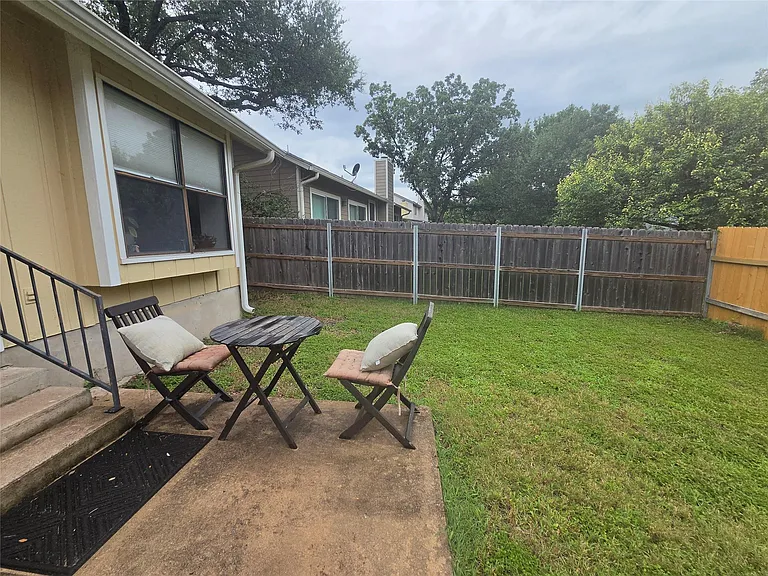 1604 Kimmerling Ln — Photo 18