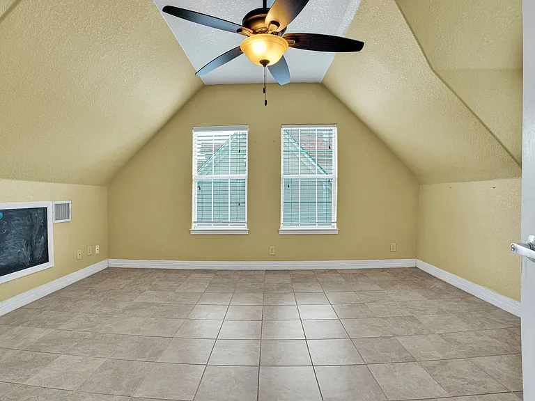 1615 W Commerce St — Photo 13
