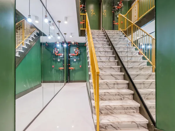 41 Van Wagenen Avenue image 2 of 26