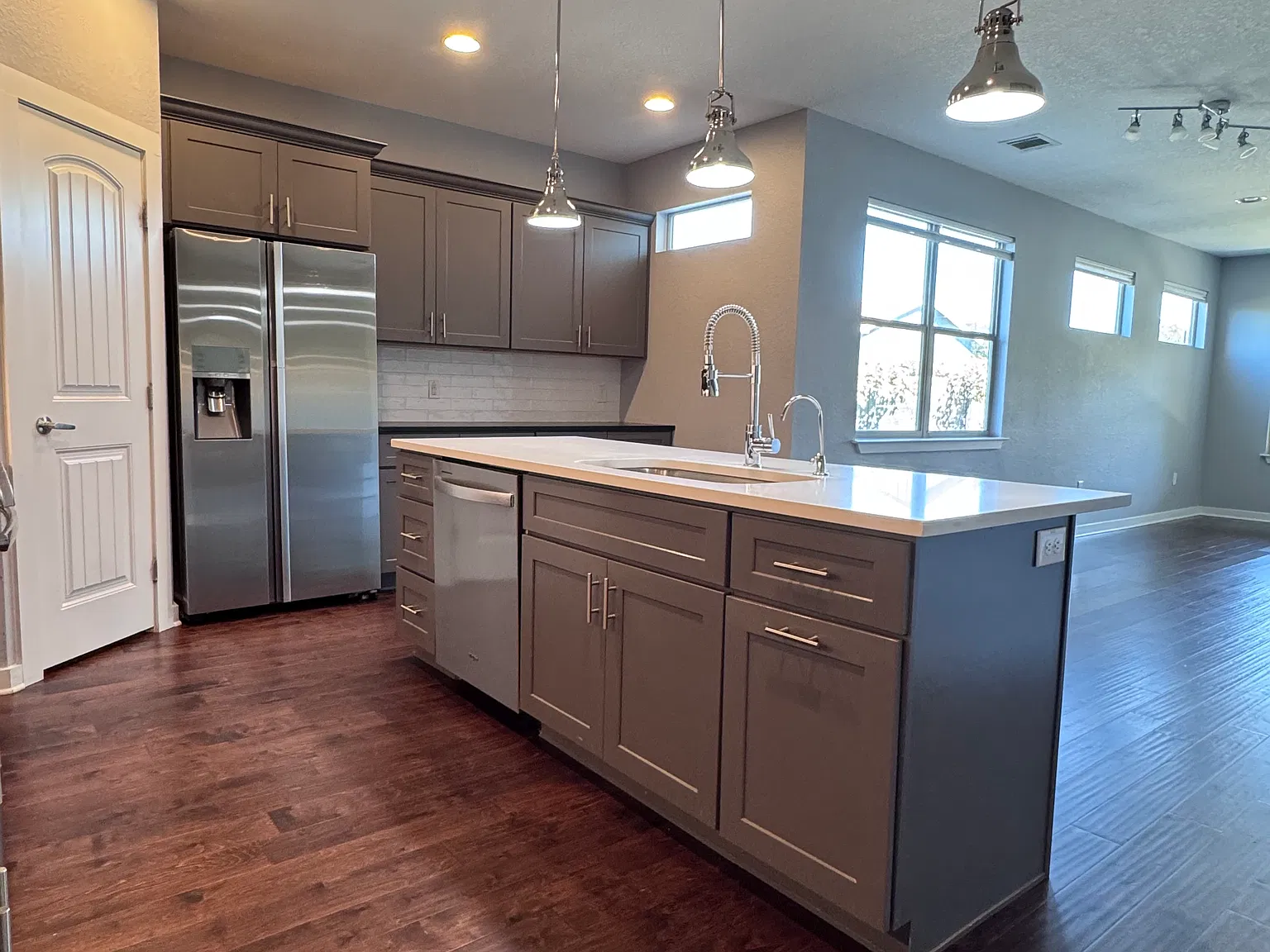 4 bed, 2101 sqft, $3,200 — Photo 2