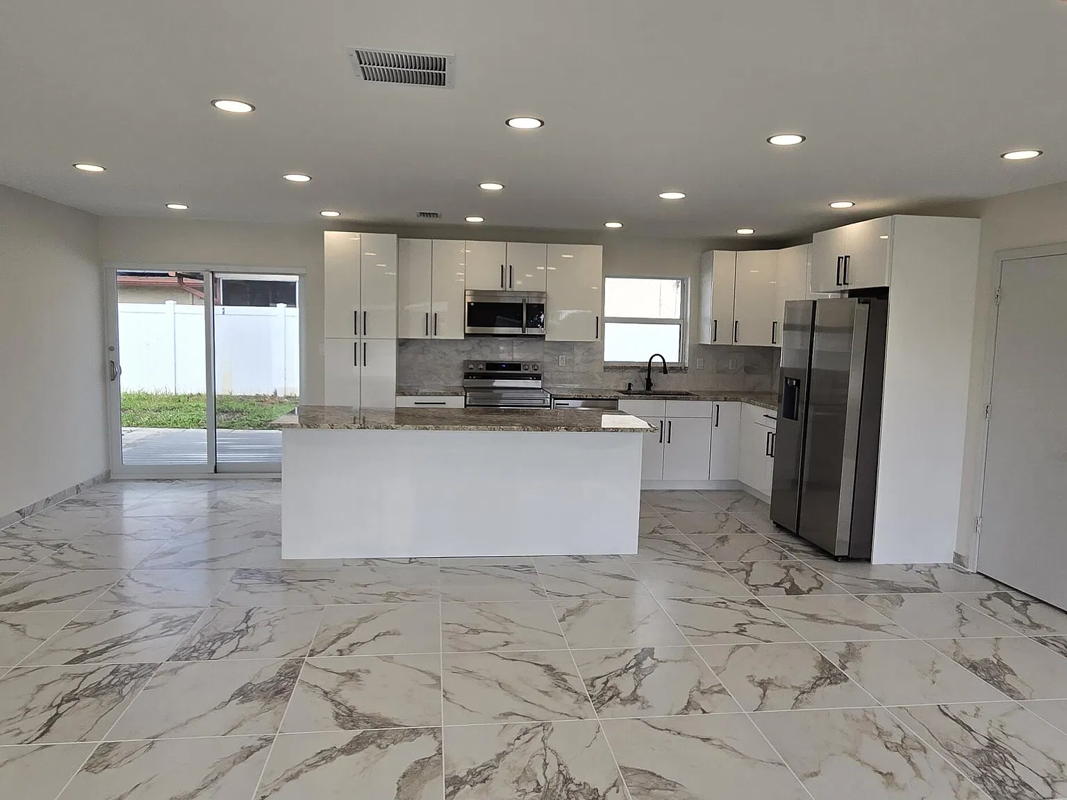 3 bed, 2.0 bath, 1456 sqft, $3,100 — Photo 3