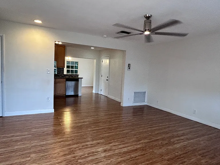 123 SW 13th St — Photo 3