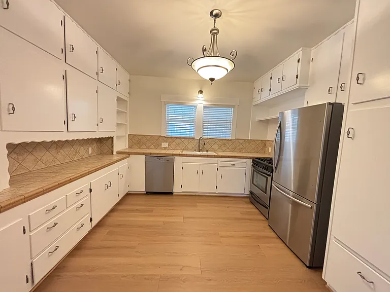 621 W 11th St — Photo 19