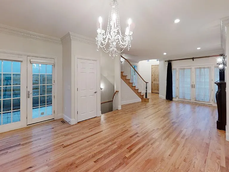 545 Monroe St — Photo 16