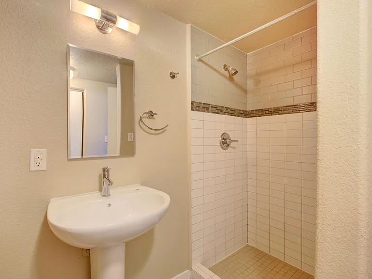 66 S Clarkson St — Photo 17