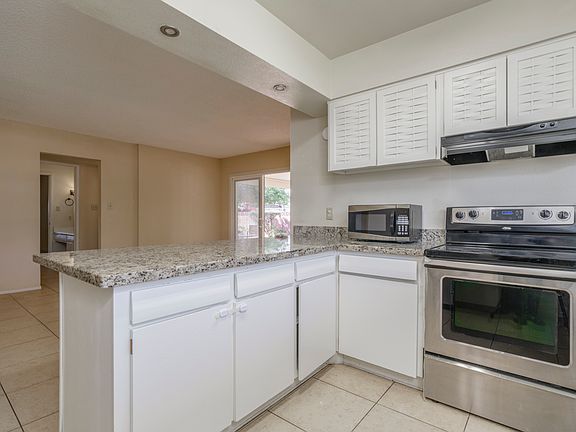 3rd image of 637 E Wesleyan Dr
