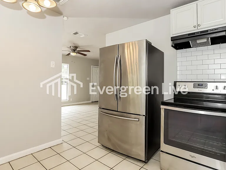 738 Sterling Dr — Photo 5