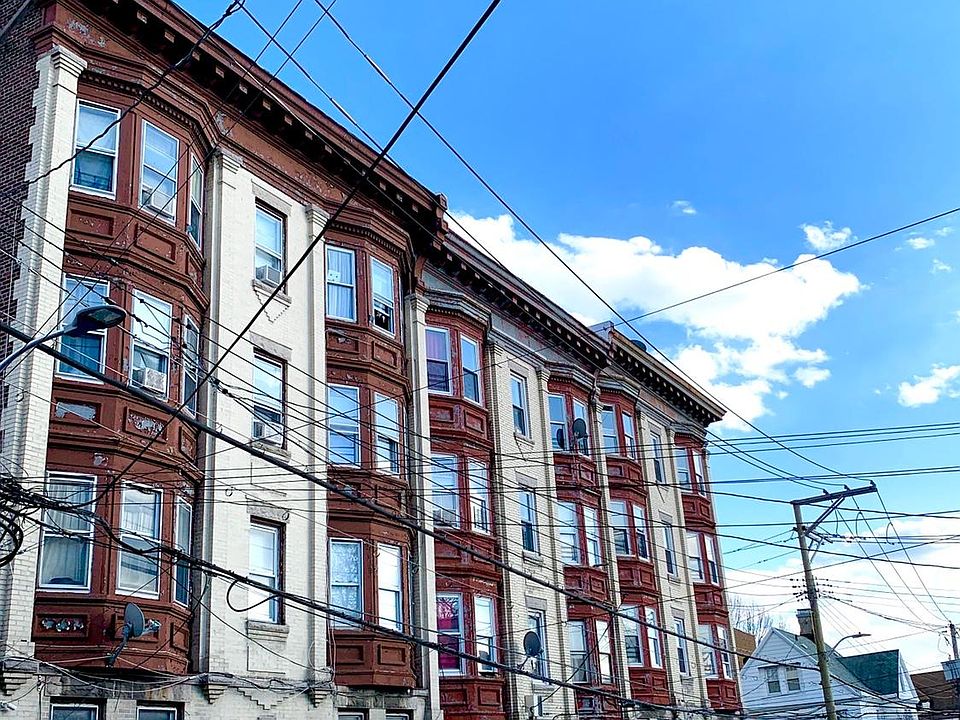 1st image of 63 Oak St APT 1R