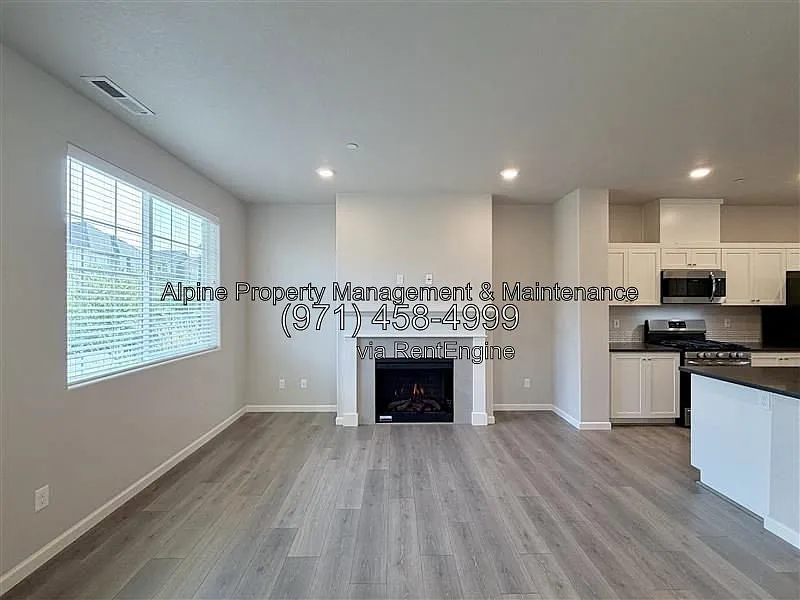 2 bed, 2.5 bath, 1384 sqft, $2,575 — Photo 2