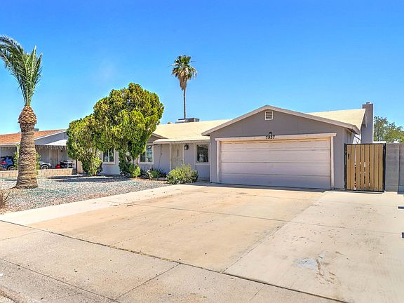 3rd image of 7937 W MEADOWBROOK Avenue