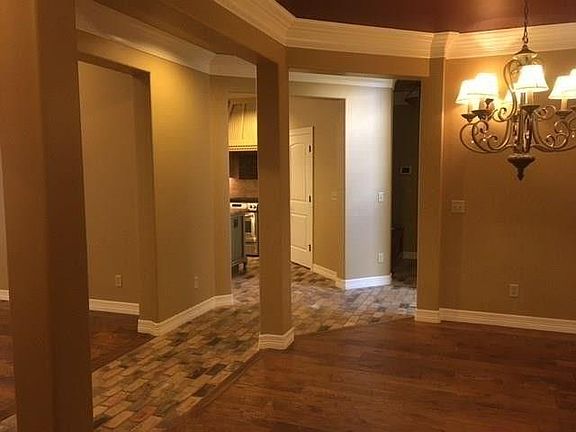 4th image of 1025 W Camellia Way