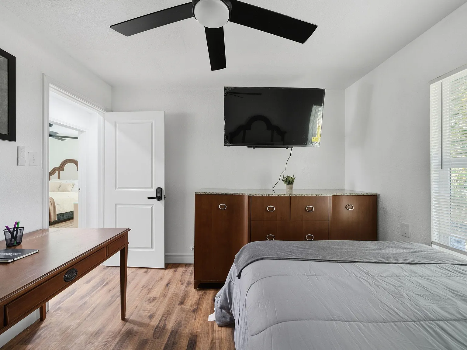 4 bed, 1.0 bath, 1180 sqft, $836 — Photo 2