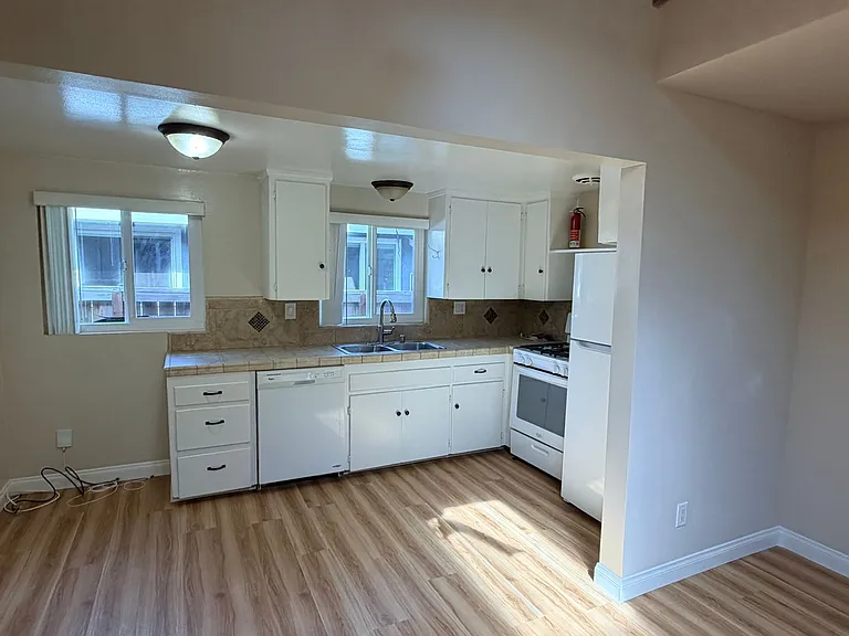 234 W Escalones — Photo 9