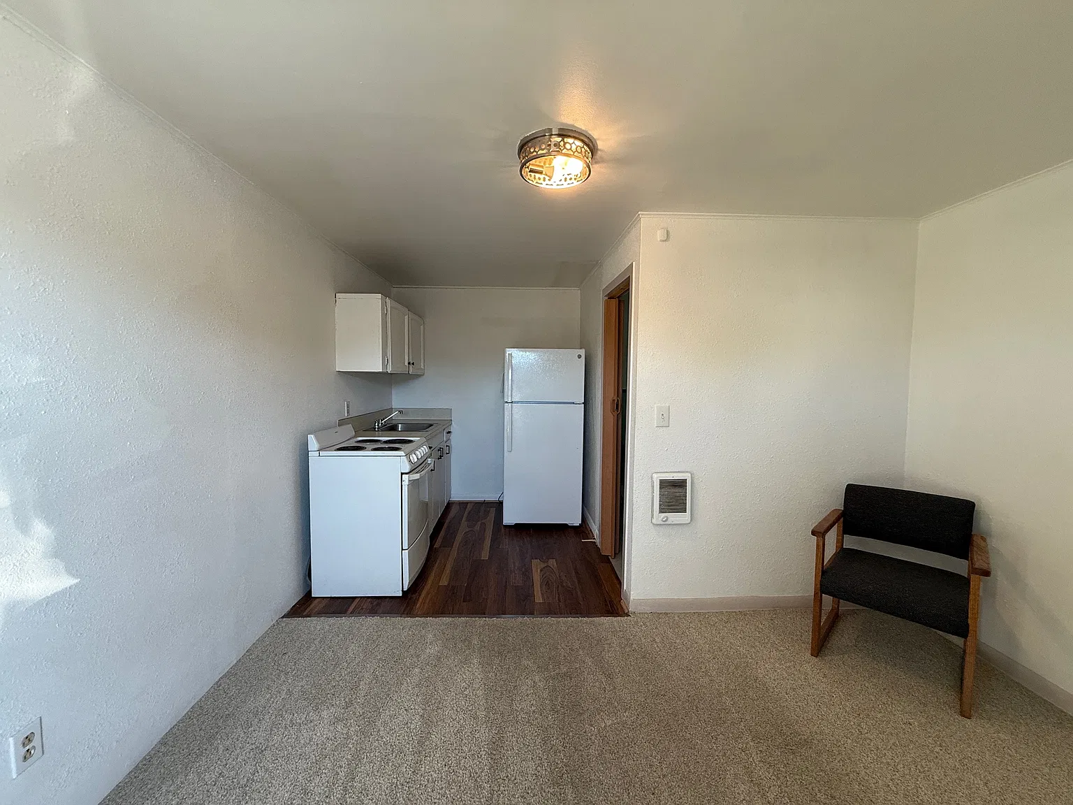 Studio, $800 — Photo 2