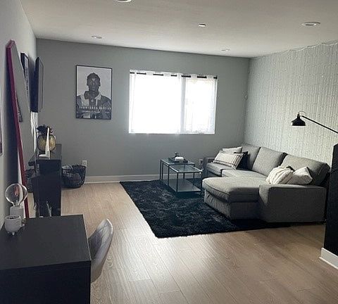 4th image of 427 N Heliotrope Dr #200