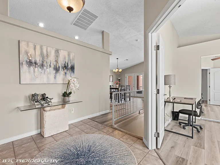 241 Palmer Ln — Photo 2