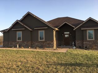 17979 182nd St, Tonganoxie, KS 66086