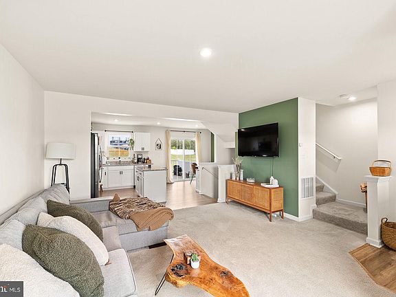 4th image of 102 Spring Pl