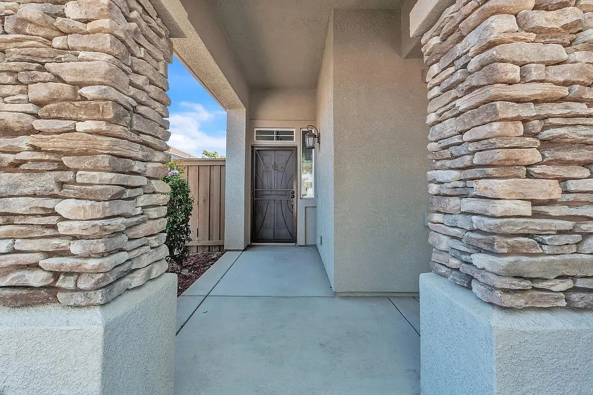 4 bed, 2.0 bath, 1664 sqft, $3,095 — Photo 4
