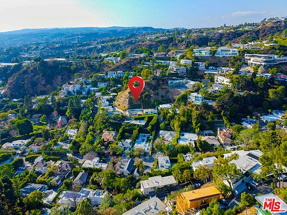2nd image of 1523 3/8 N Doheny Dr