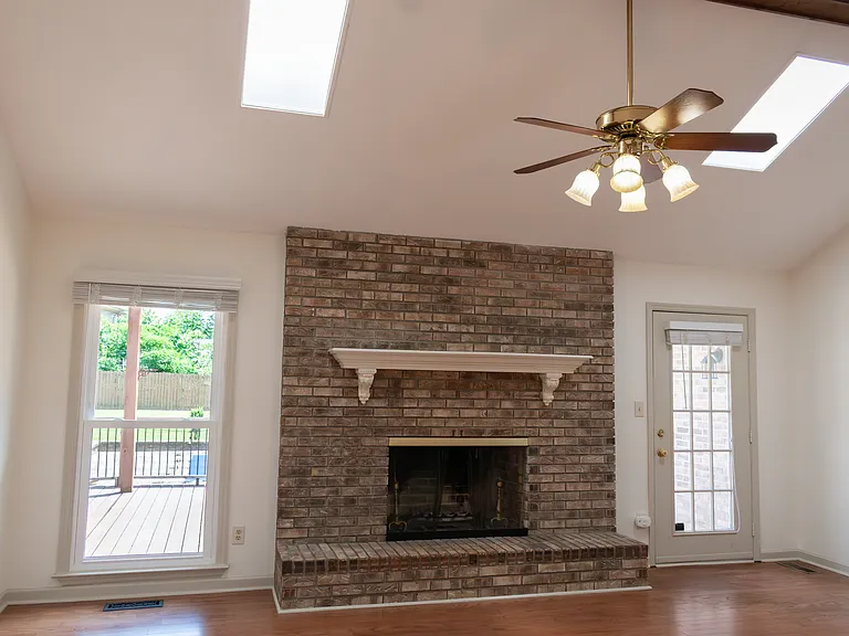 140 Thomas Dr — Photo 19