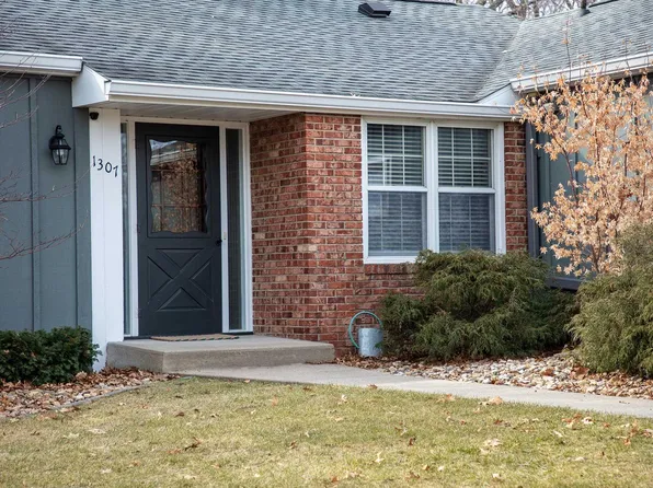 1307 NW Cedar River Dr, Waverly, IA 50677