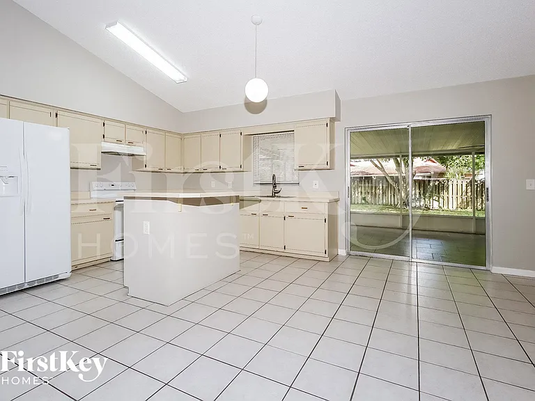 1401 SW Sudder Ave — Photo 7
