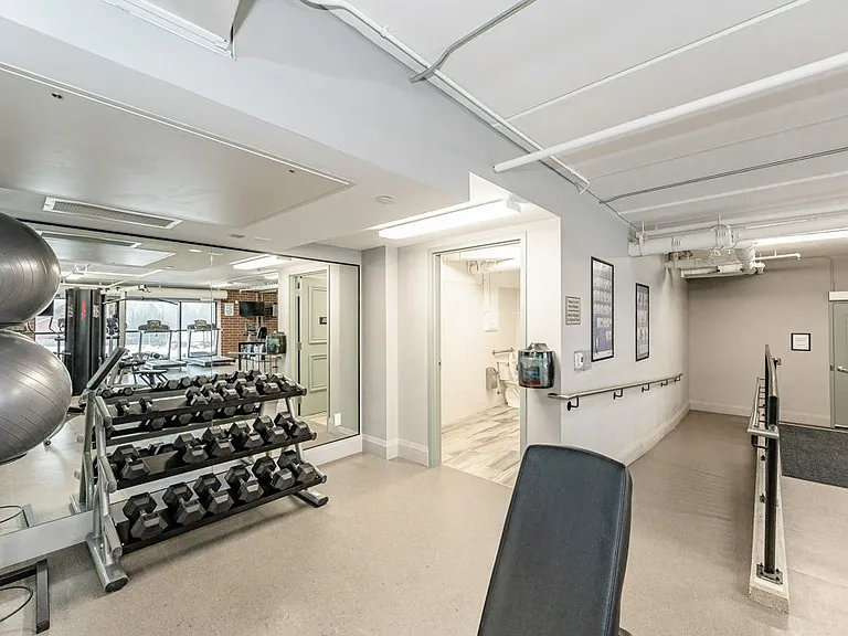 460 Columbia St W — Photo 25