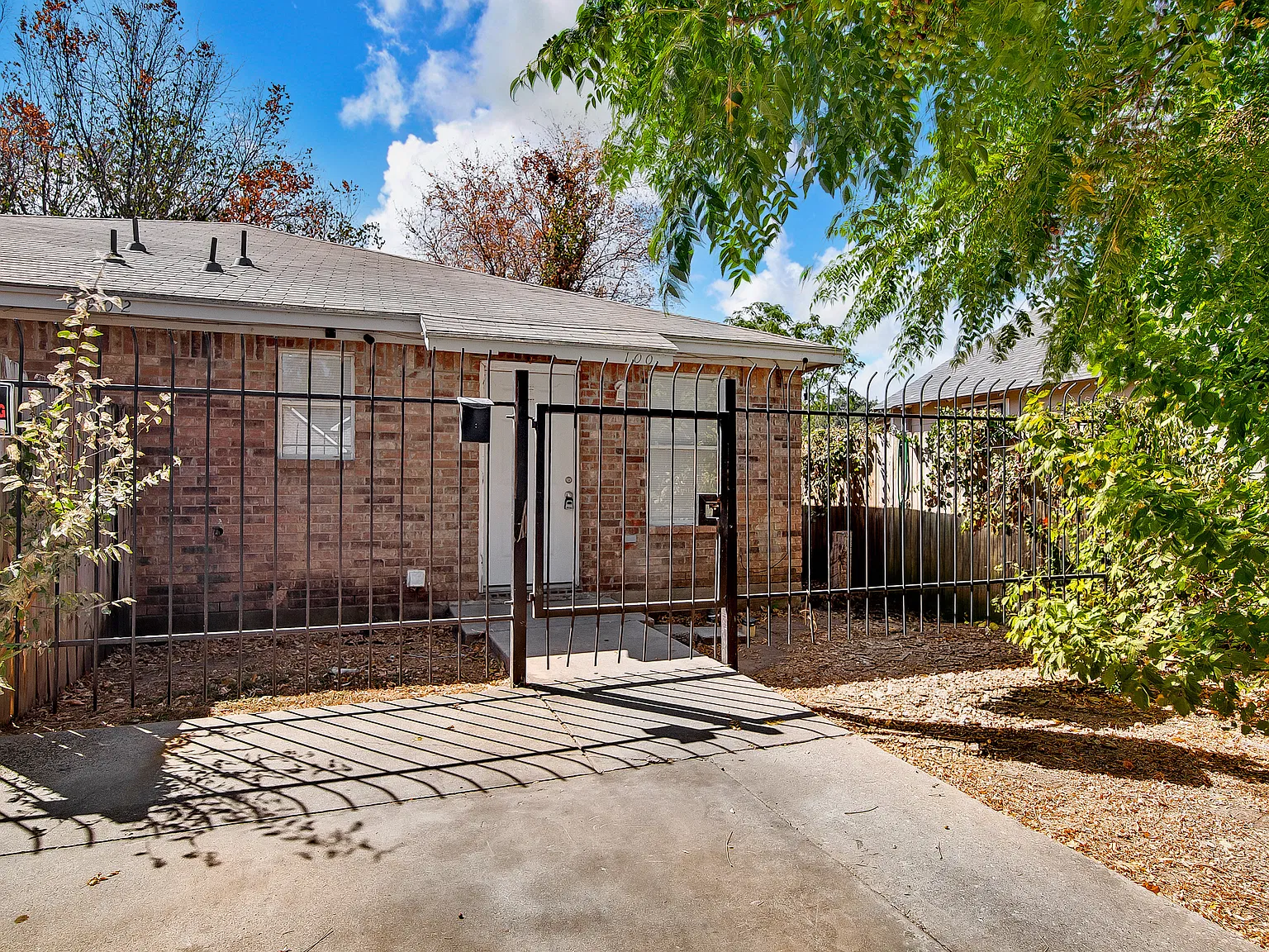 3 bed, 1.5 bath, 1250 sqft, $1,195 — Photo 2