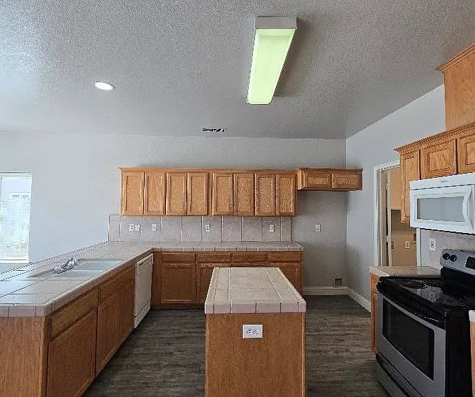 4726 N Erie Ave — Photo 5