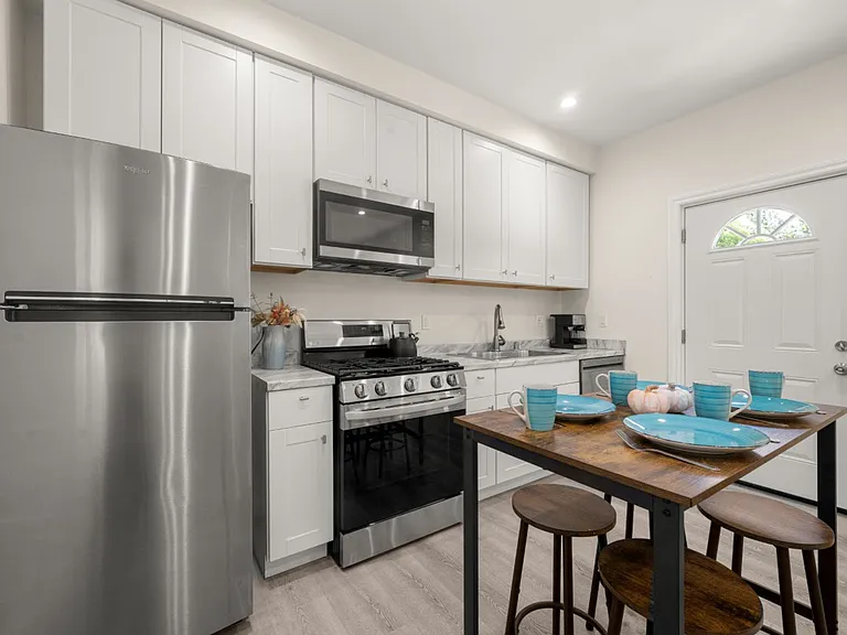 19508 Hart St — Photo 18